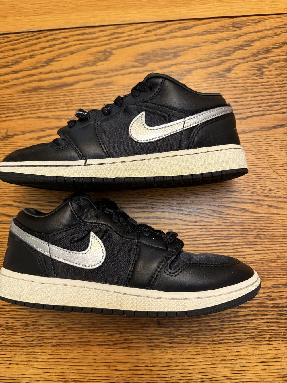 Air Jordan 1 Low Shoes Youth Size 4Y Black Metallic Silver Gold FZ3921-001 Kids